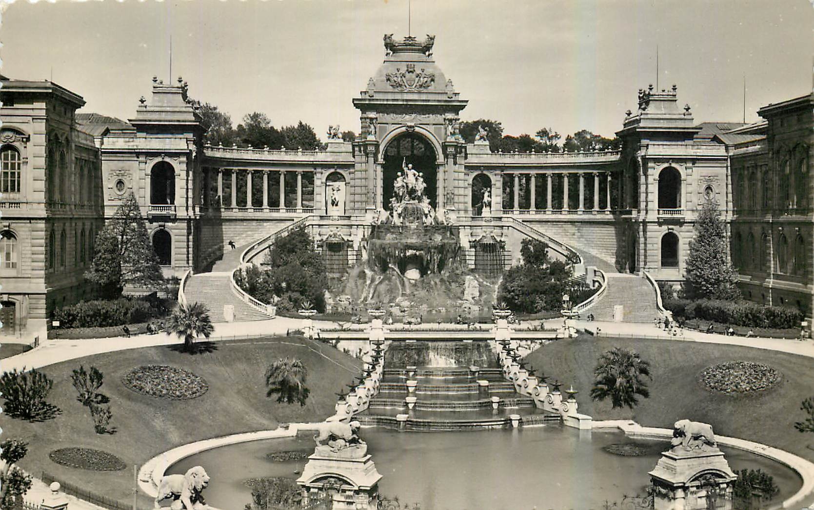 CPA La Carrefour du Monde Marseille Le Palais Longchamp 