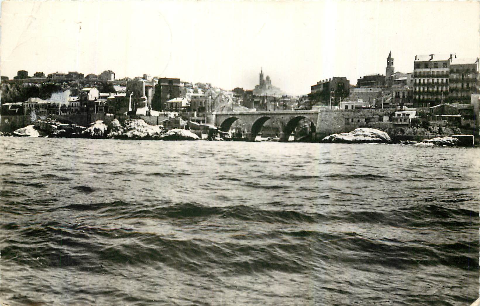 CPM Marseille B du Rhone Le Littoral et Notre Dame de la Garde 
