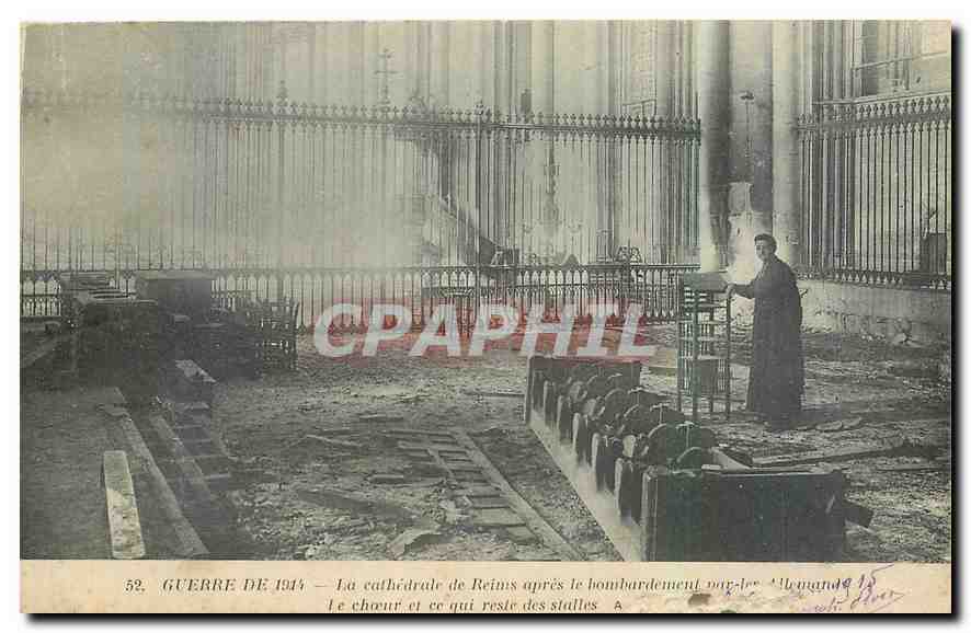 CPA Guerre de 1914 La cathedrale de Reims apres le bombardement