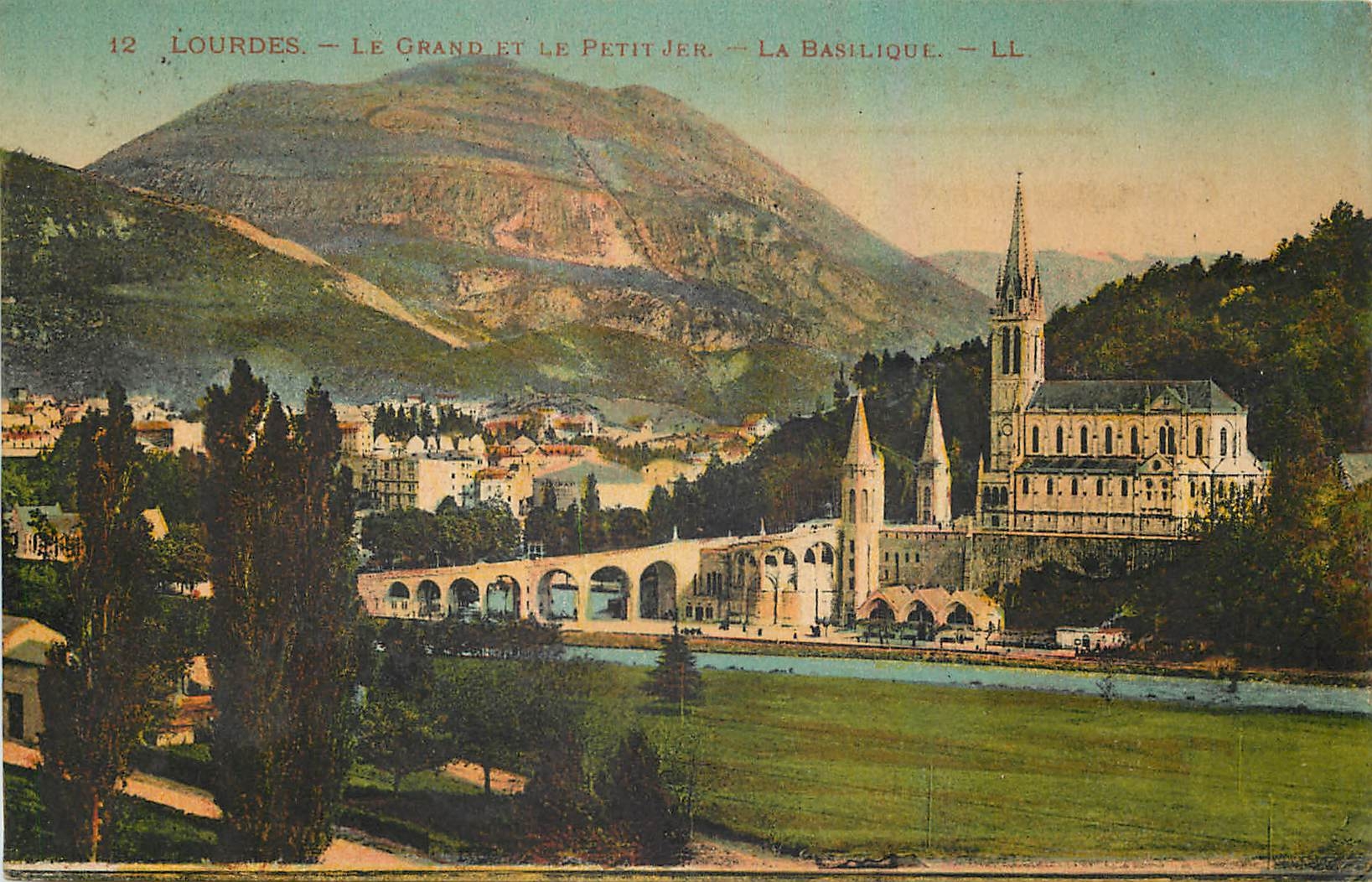 CPA Lourdes Le Grand et le Petit Jer La Basilique 