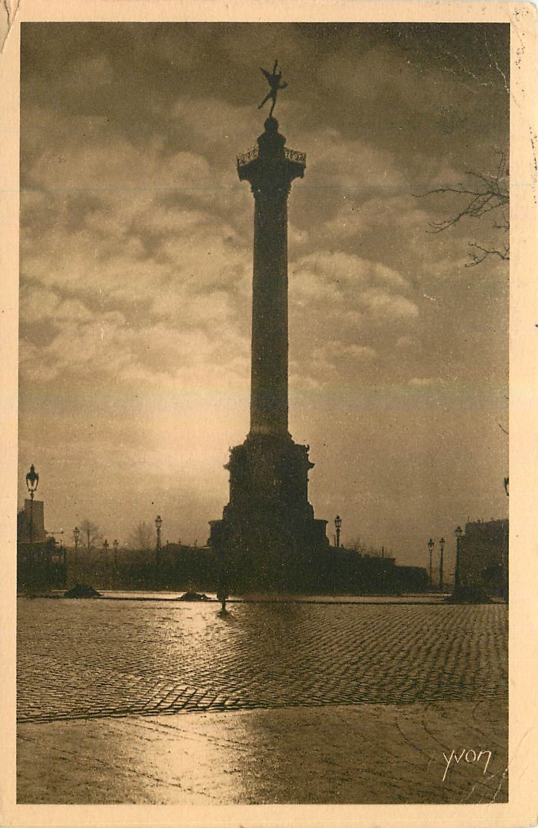 CPA Paris Place de la Beatille Colonne de Juillet 