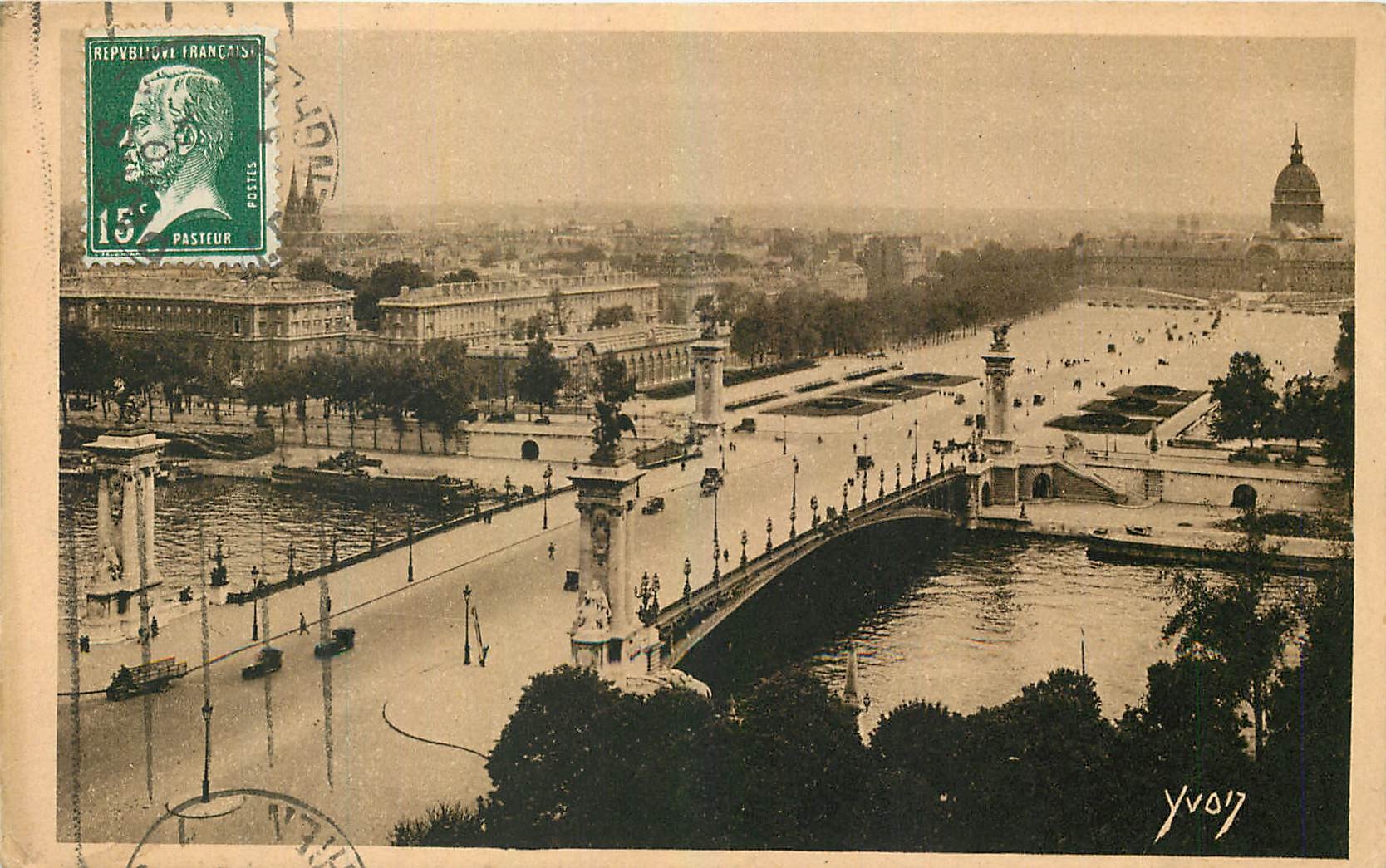 CPA Paris Le Pont Alexandre III et l'Esplanade des Invalides 