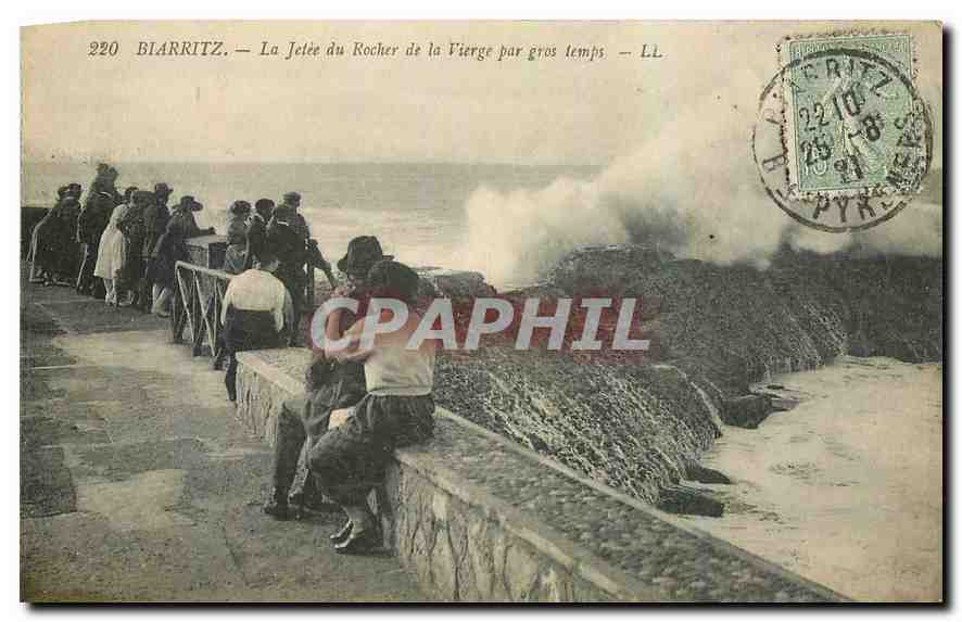 CPA Biarritz La Jetee du Rocher de la Vierge par gros temps 