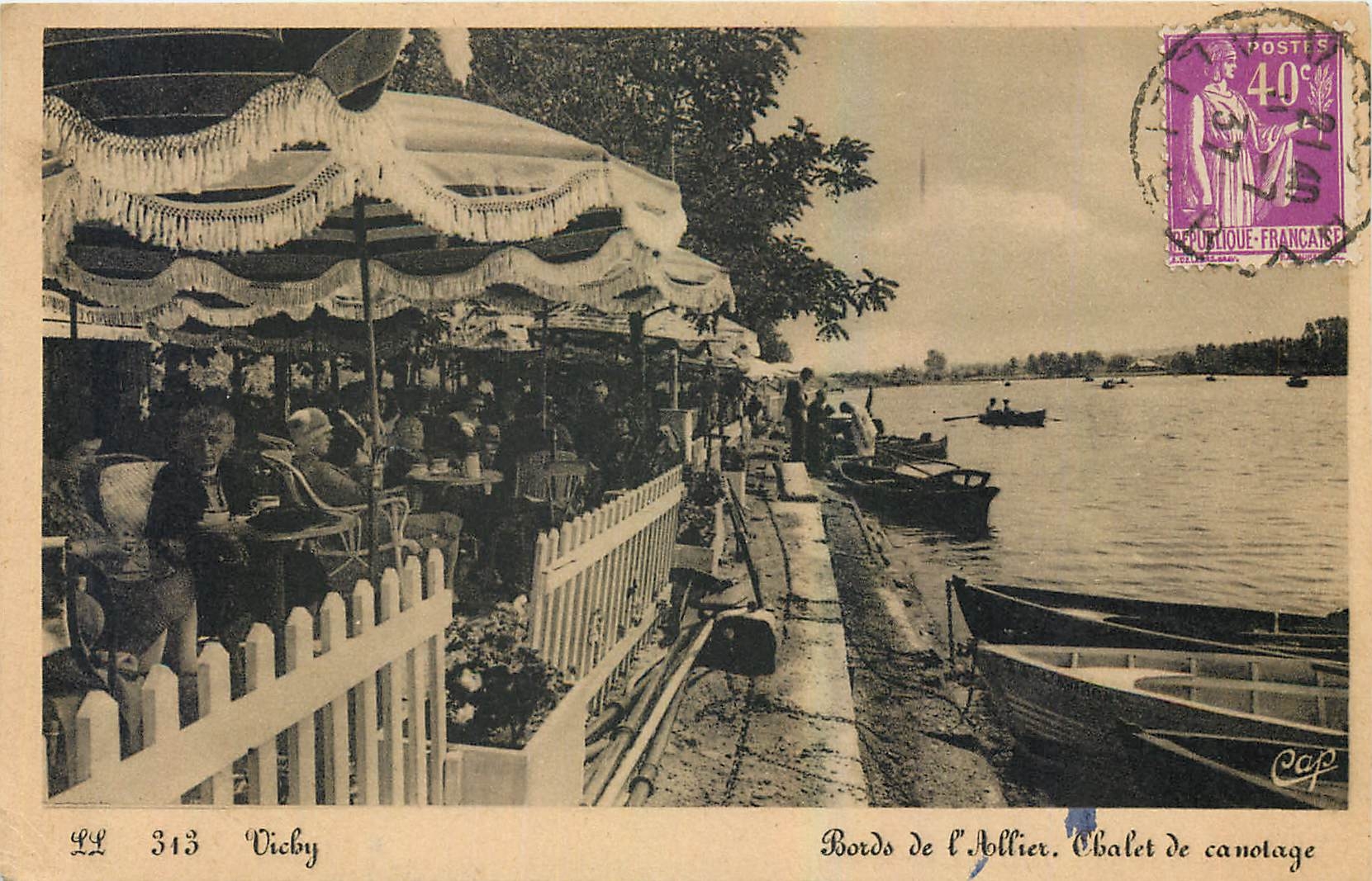 CPA Vichy Bords de l'Allier Chalet de canotage