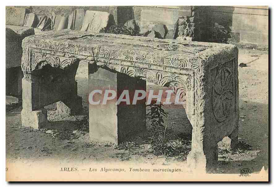 CPA Arles Les Alyscamps Tombeau merobingien 