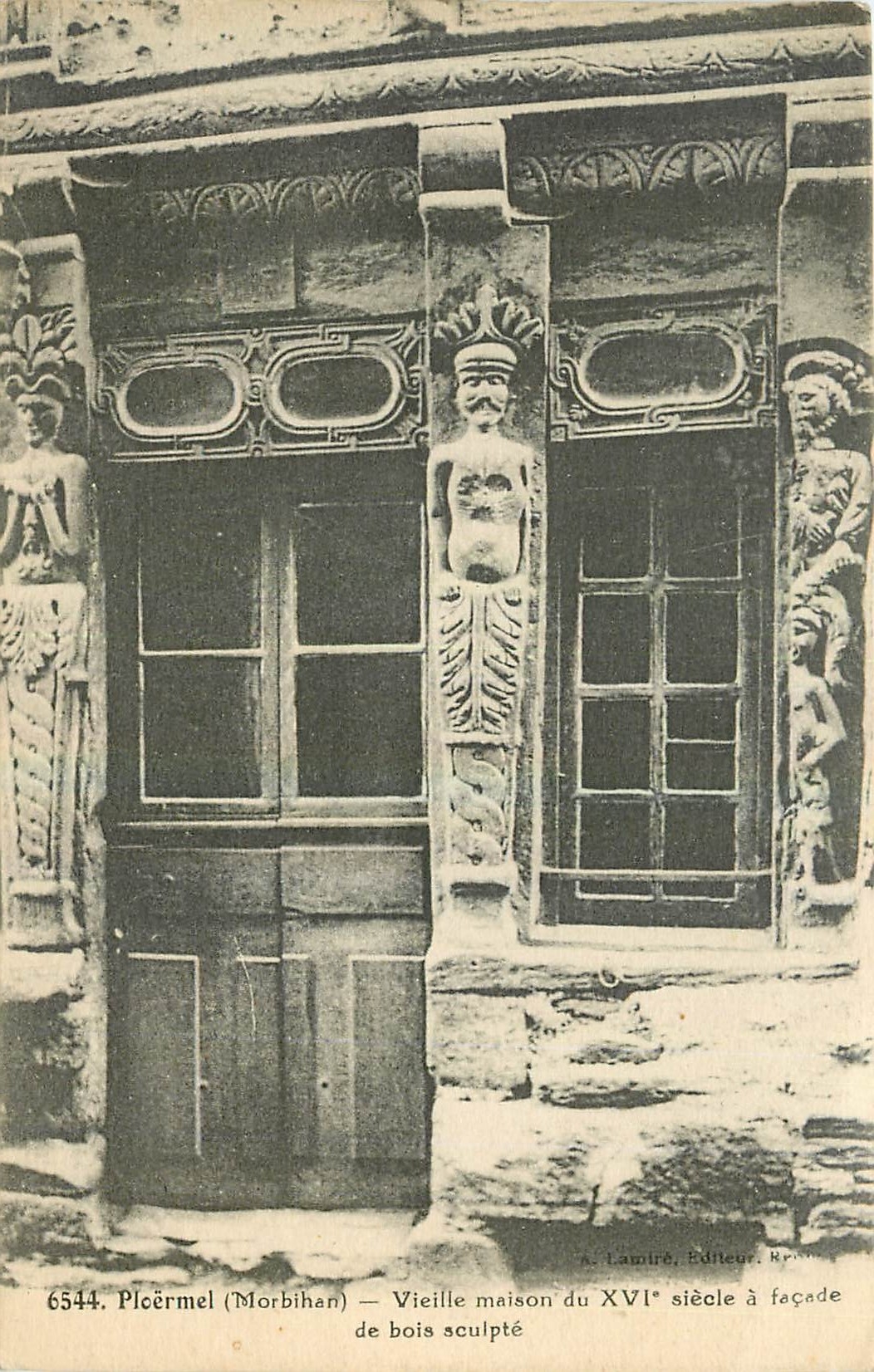 CPA Ploermel Morbihan Vieille maison du XVI facade de bois sculpte 