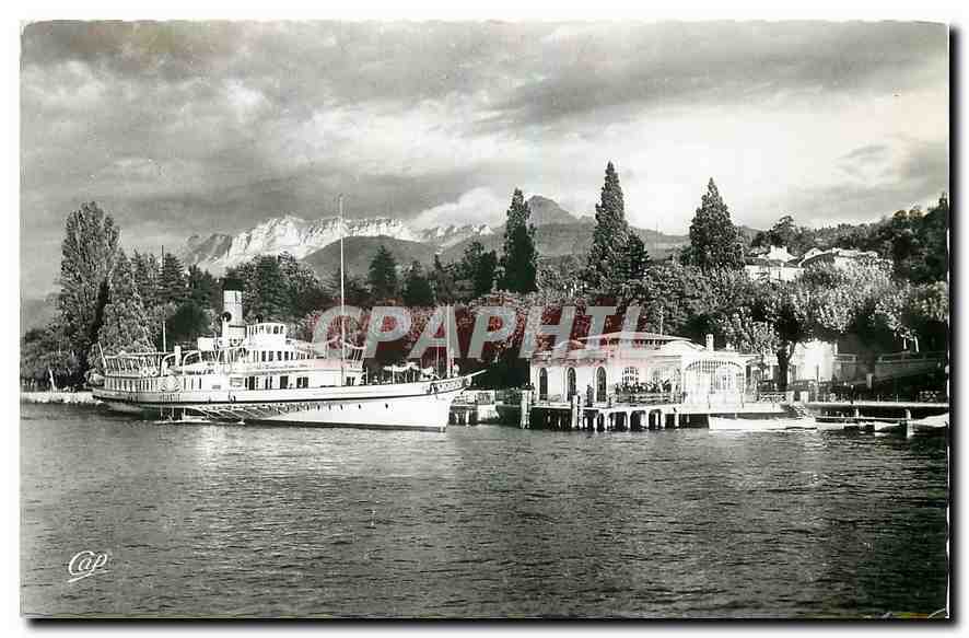 CPM Evian les Bains Le Debarcadere et la Dent d'Oche Bateaux