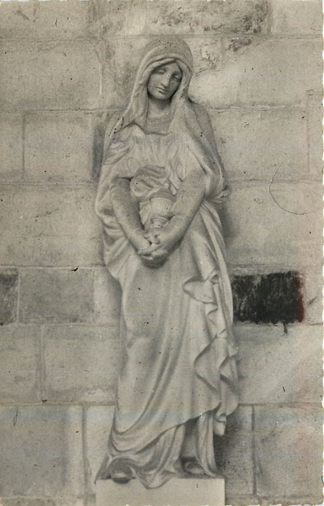 CPA Vezelay Yonne Dans la Basilique Sainte Madleine statue en pierre de Desvergnes 
