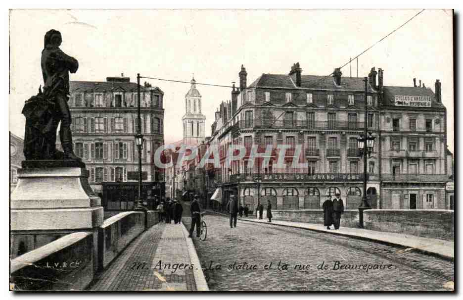 Angers CPA La statue et la rue de Baurepaire