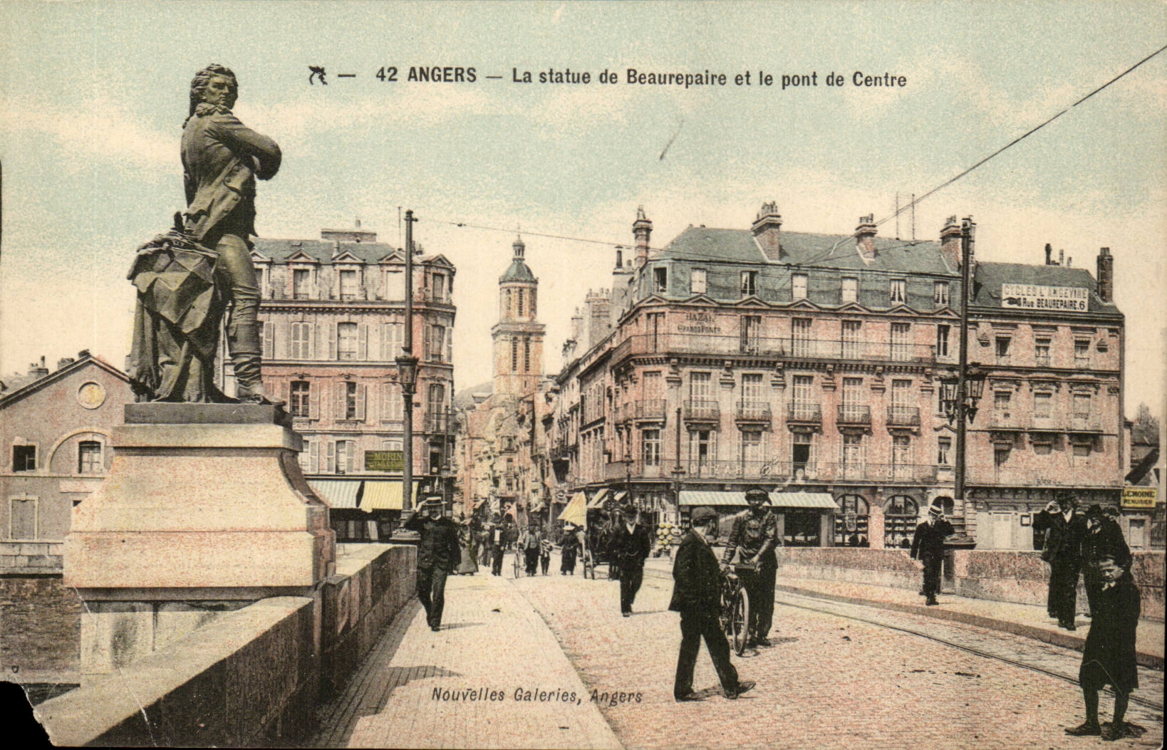 Angers CPA PLa statue de Beaurepaire et le pont de CEntre