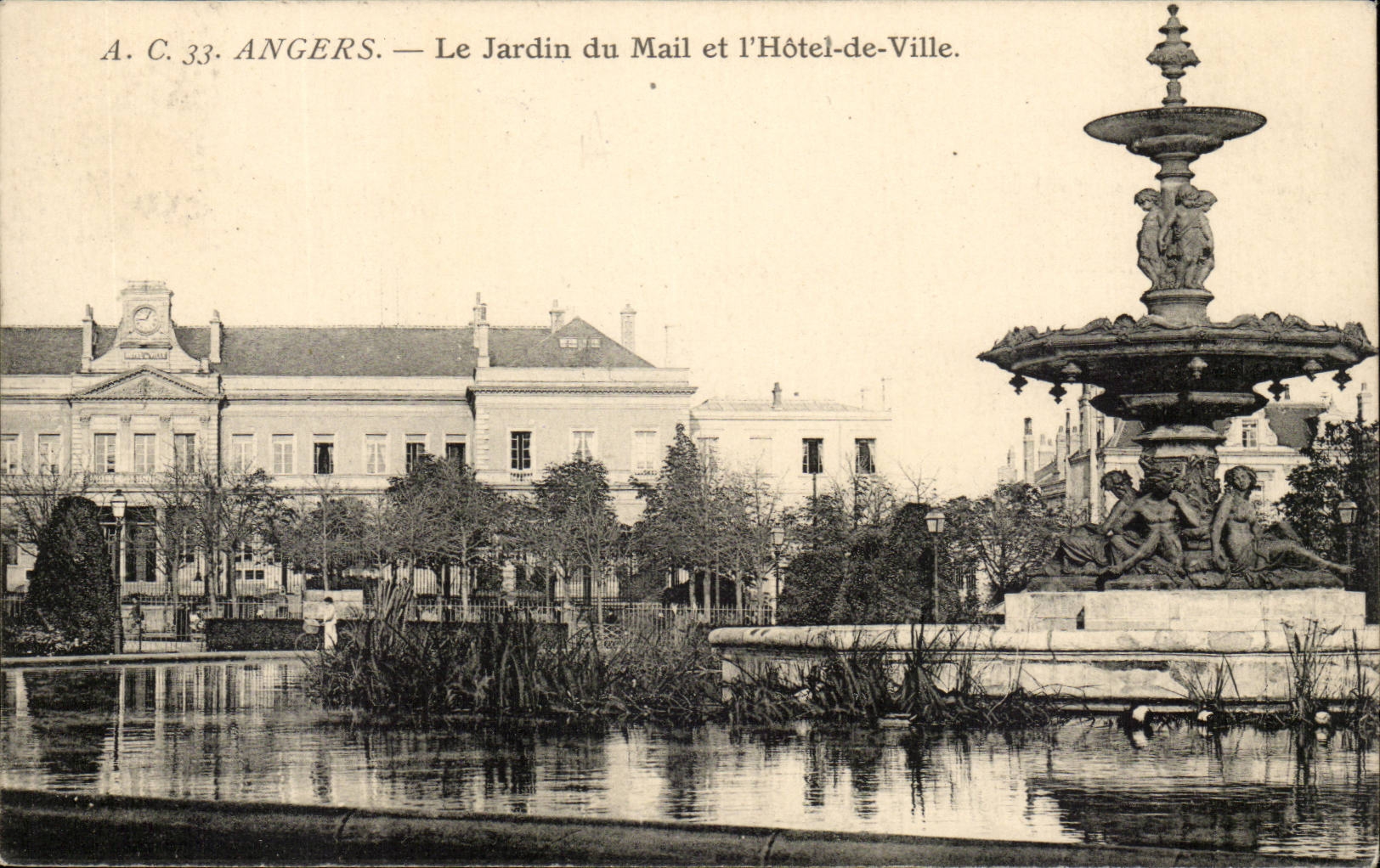 Angers CPA le jardin du Mail et l'hotel de ville