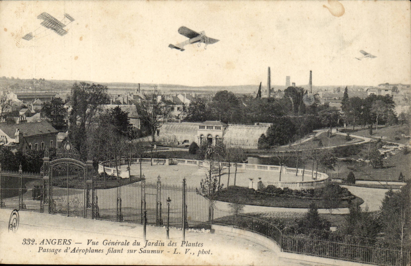 Angers CPA Vue generale du jardin des plantes Pasage d'aeroplanes sur Saumur