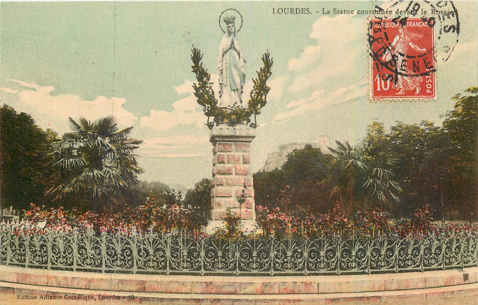 CPA Lourdes La Statue couronne devant le rosaire