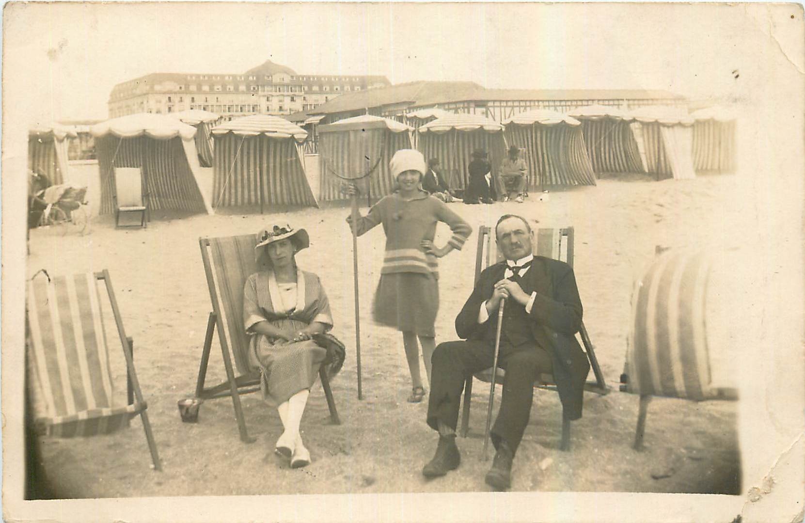 CARTE PHOTO Enfant a la plage