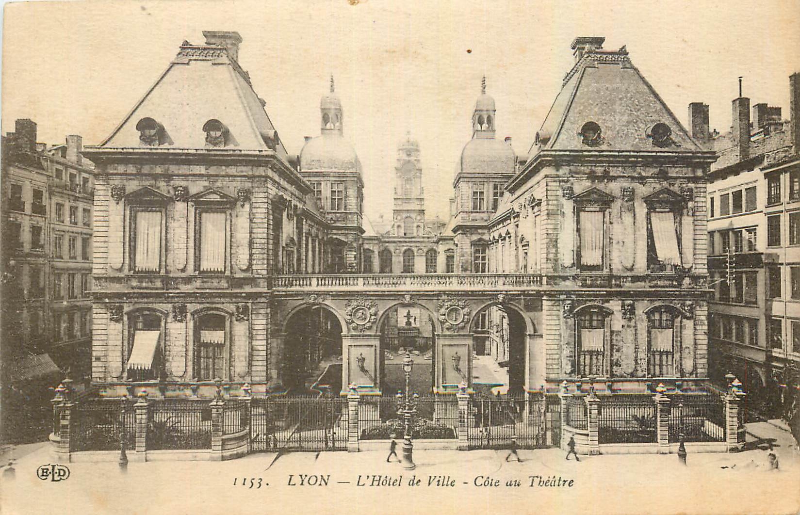 CPA Lyon L'Hotel de Ville Cote au Theatre 