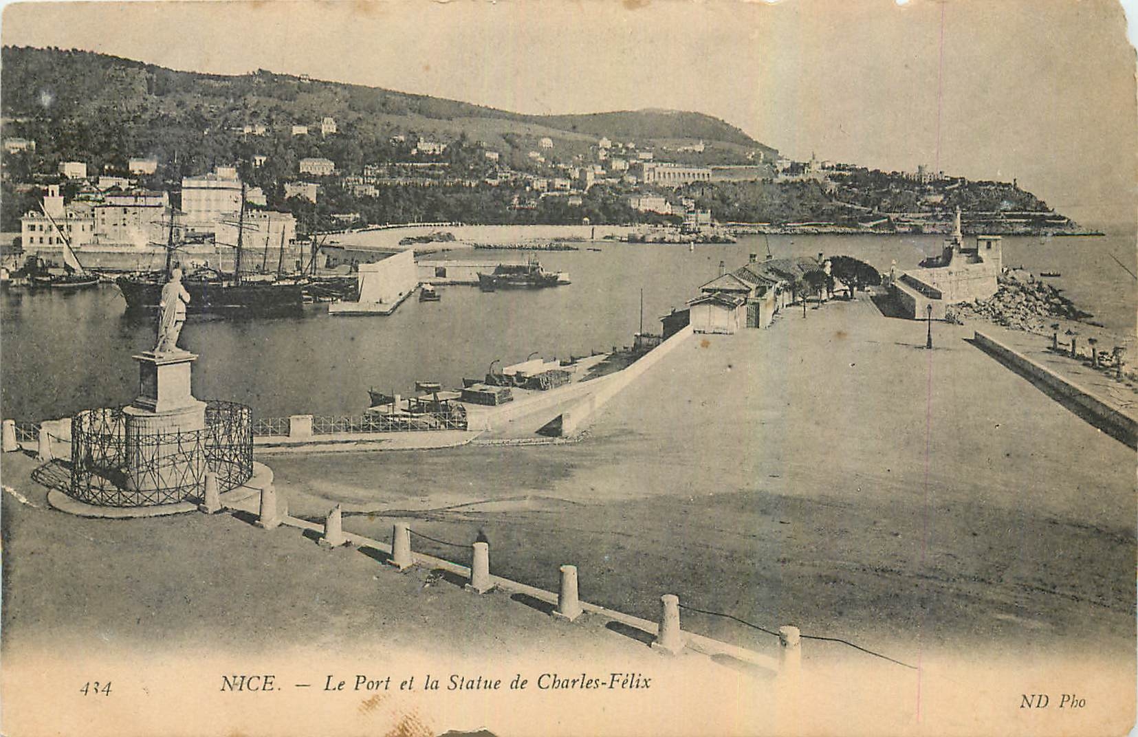 CPA Nice Le Port et le Statue de Charles Felix 