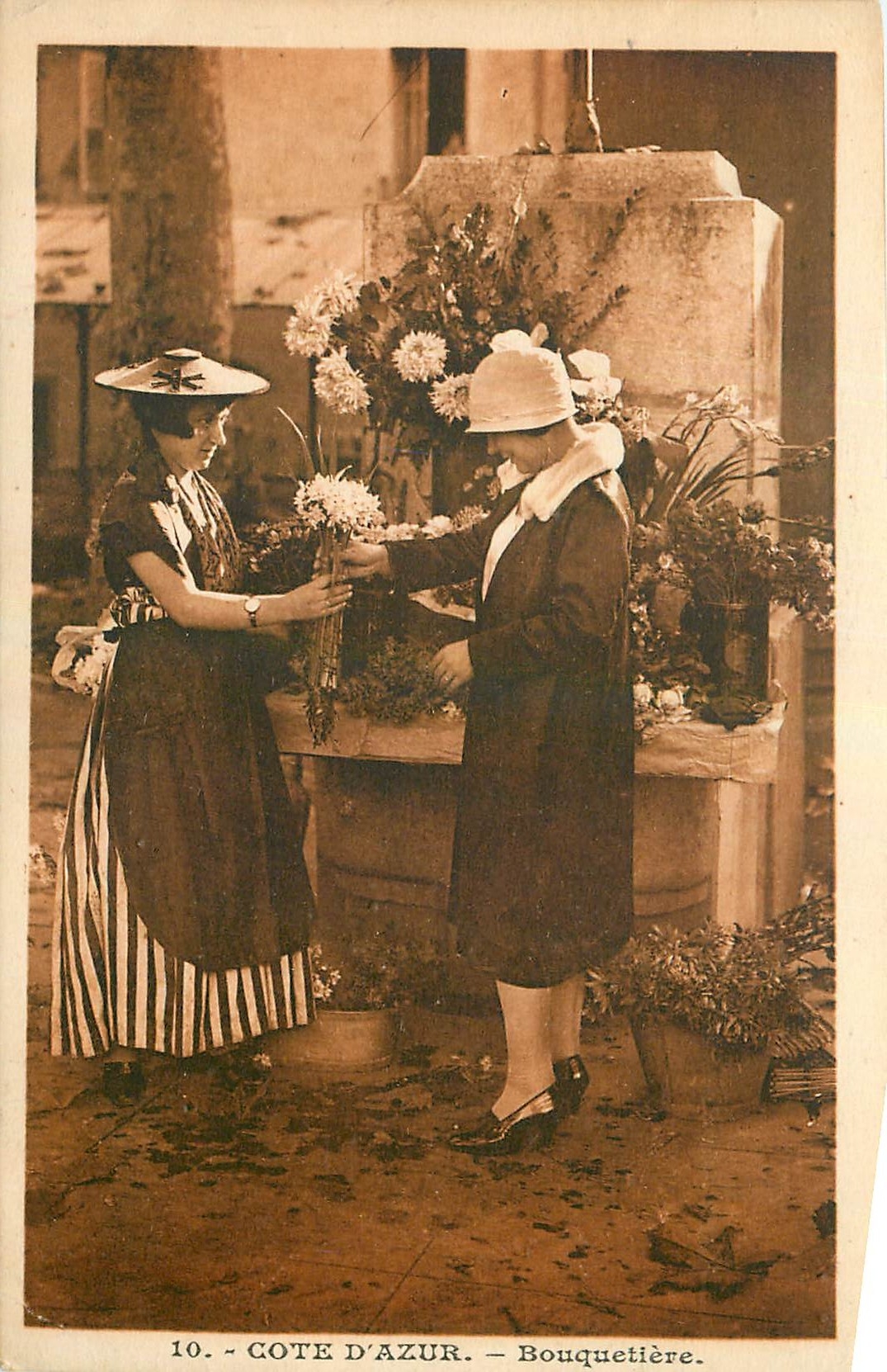 CPA Cote d'Azur Bouquetiere Femme Folklore