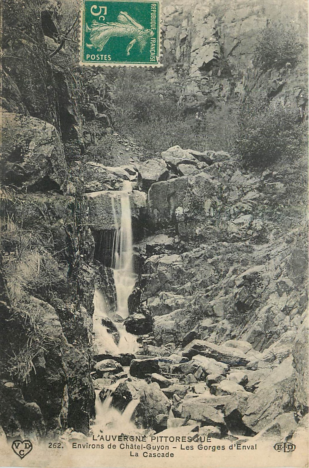CPA l'Auvergne pittoresque Environs de Chatel Guyon Les Gorges d'Emval La Cascade 