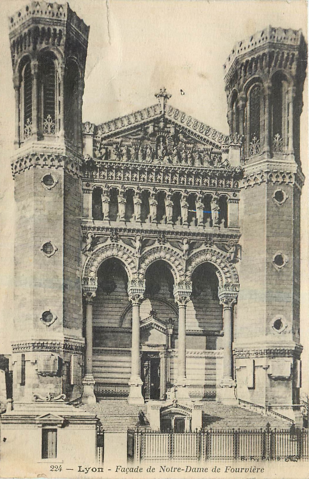 CPA Lyon Facade de Notre Dame de Fourviere 