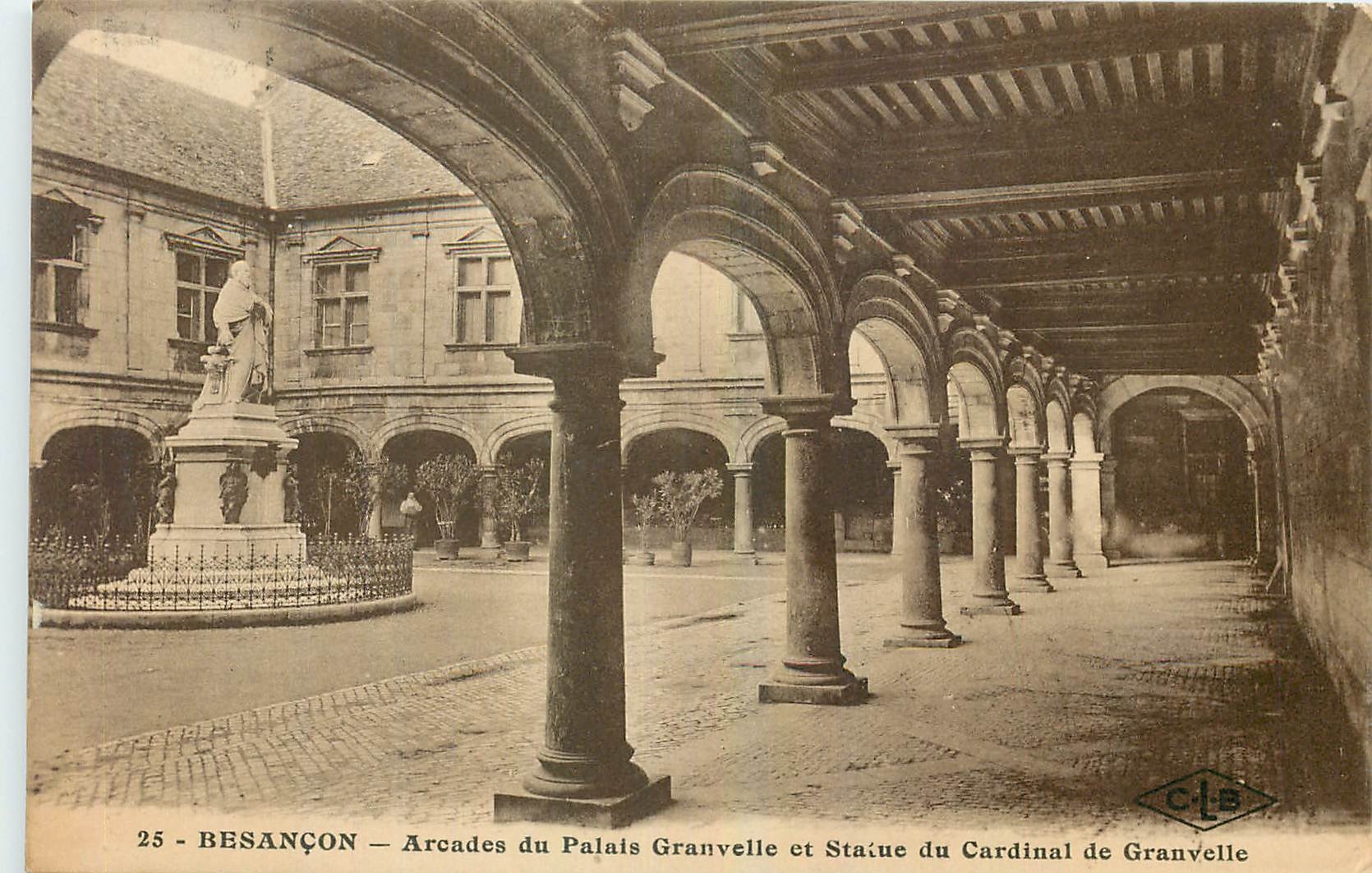 CPA Besancon Arcades du Palais Granvelle et Statue du Cardinal de Granvelle 