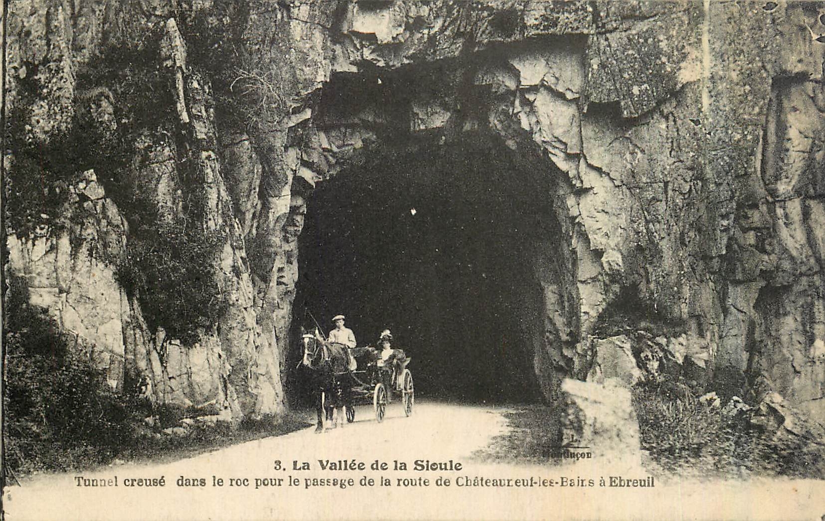 CPA La Vallee de la Sioule Tunnel creuse dans le roc pour le passage de la route de Chateaureuf les 