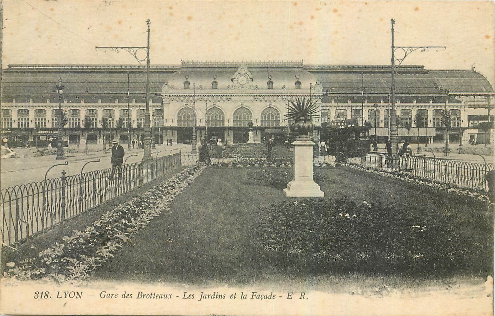 CPA Lyon Gare des Brotteaux Les Jardins et la Facade 
