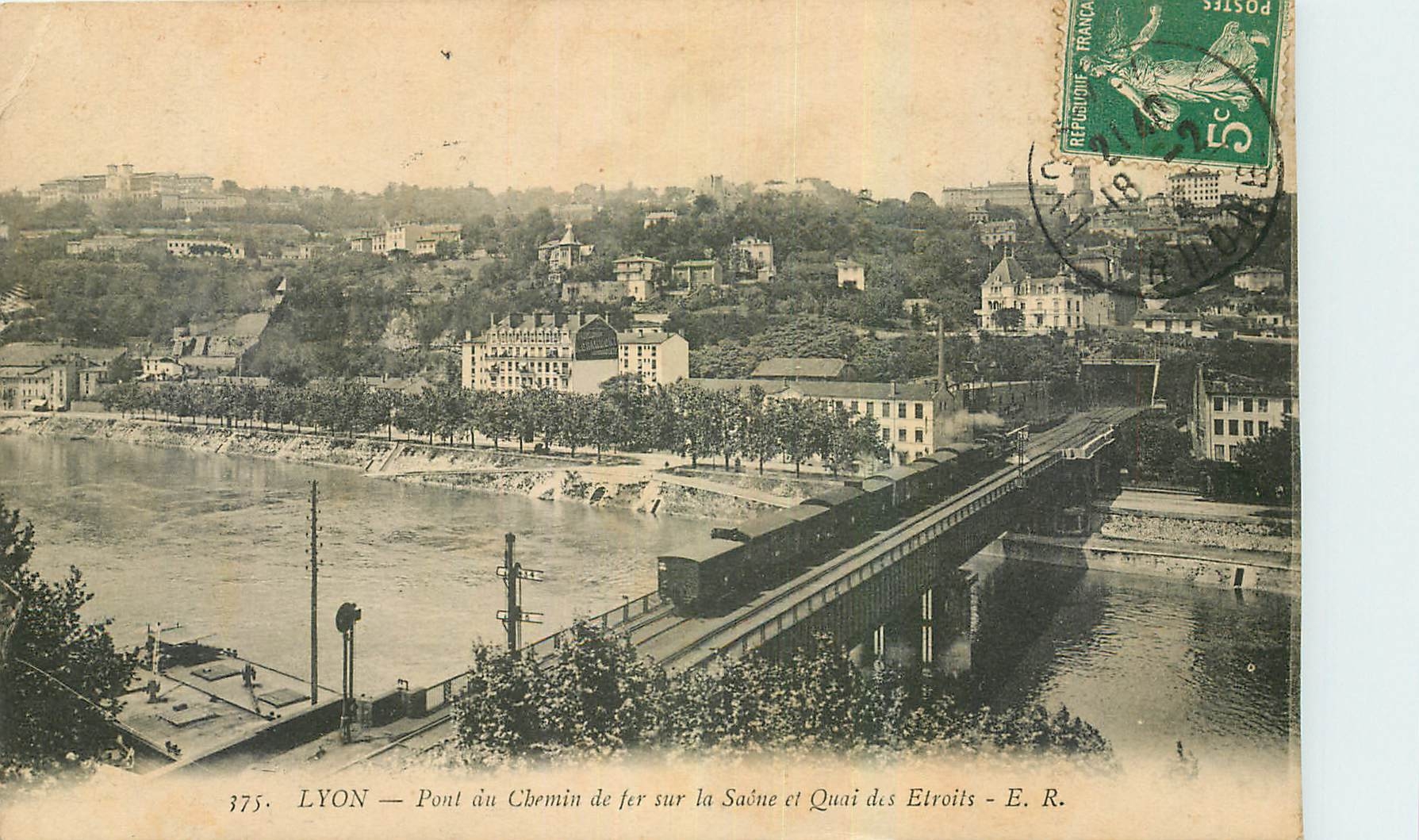 CPA Lyon Pont au Chemin de fer sur la Saoen et Quai des Etroits Train