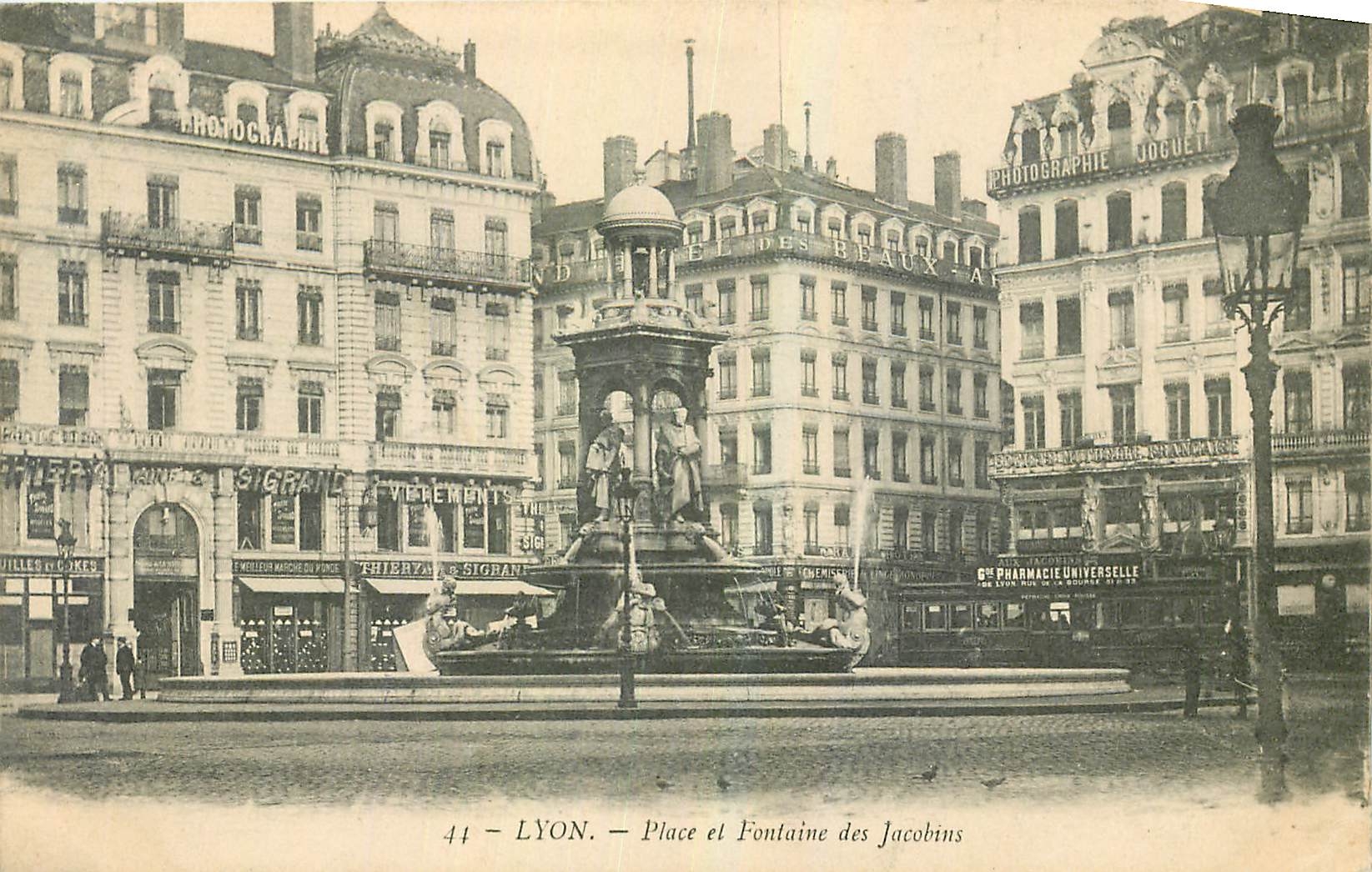 CPA Lyon Place et Fontaine des Jacoubins 