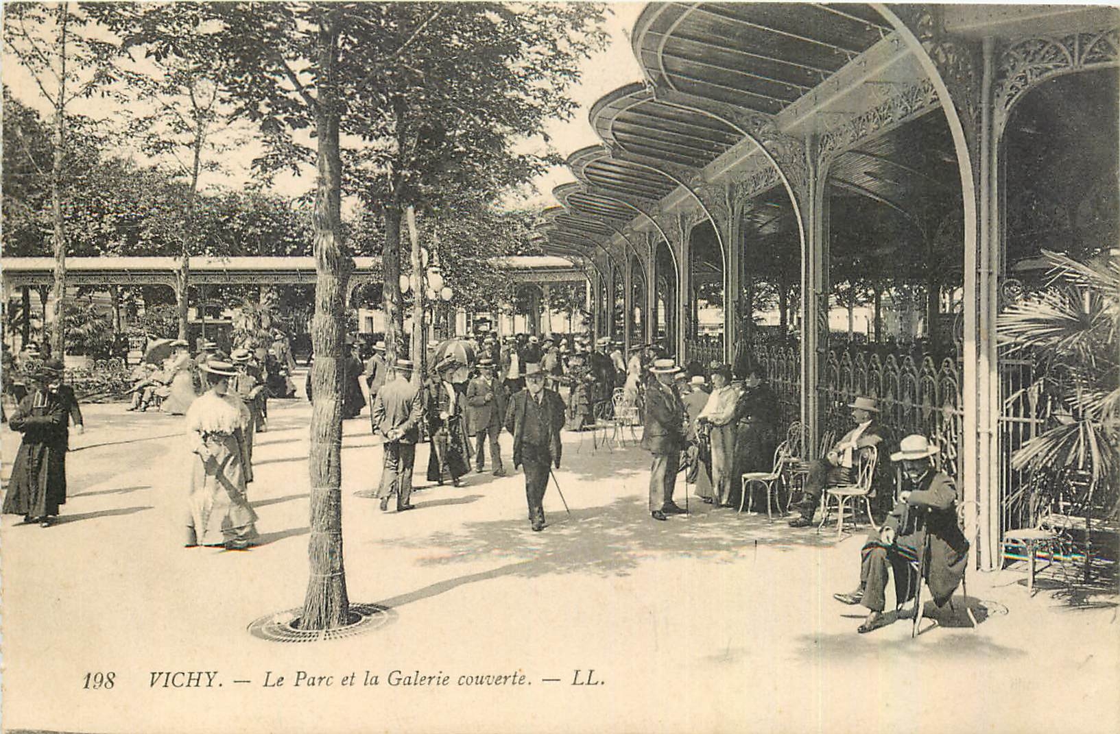 CPA Vichy Le parc et la Galerie couverie 