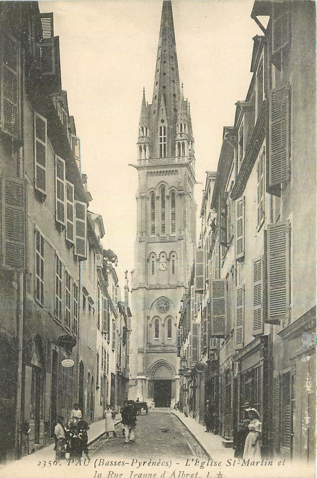 CPA Pau Basses Pyrenees l'Eglise St Martin et la Rue Jeanne d'Albert 