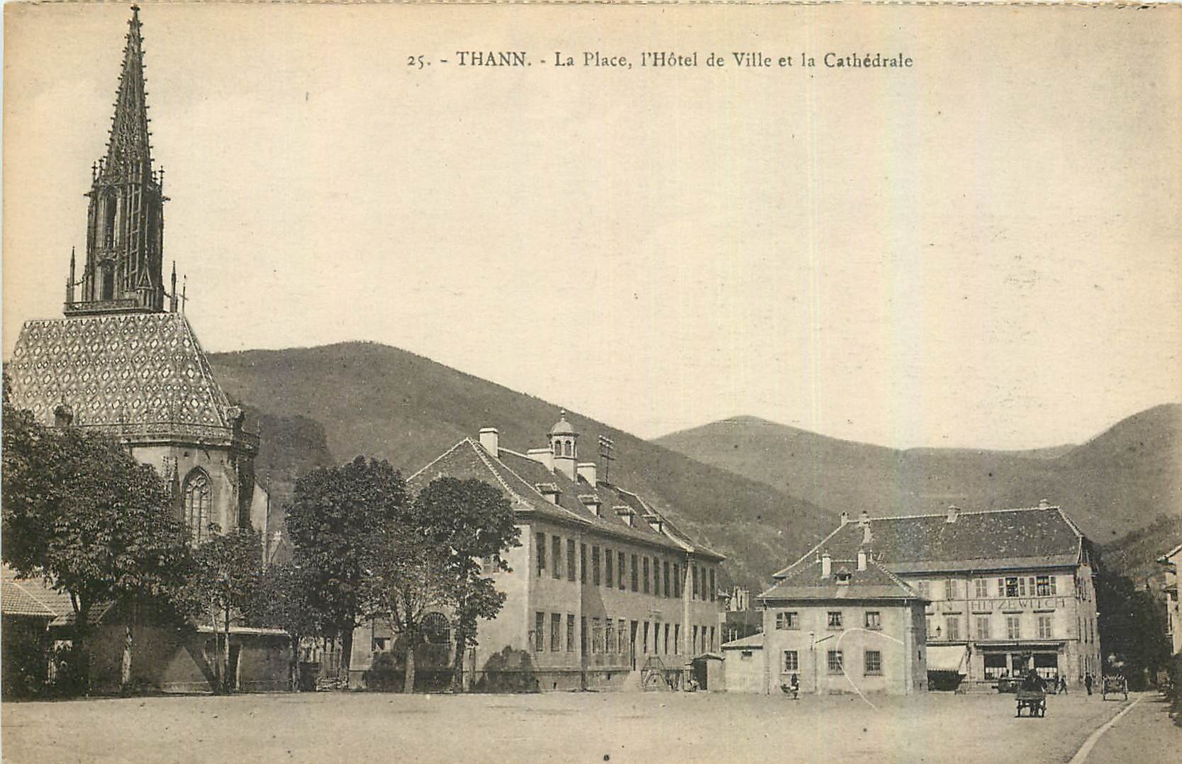 CPA Thann La Place l'Hotel de Ville et la Cathedrale 