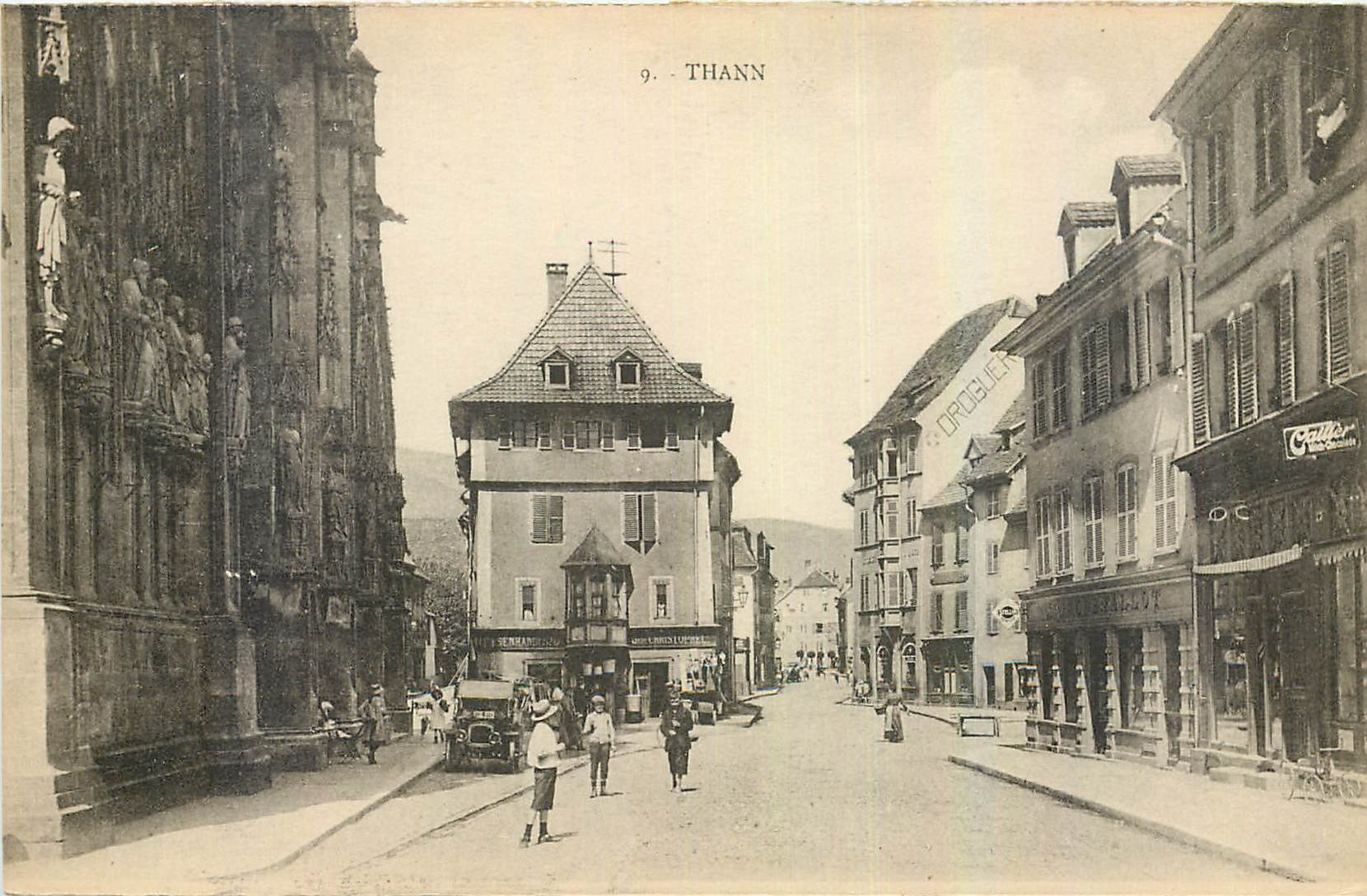Thann — rue principale avec édifice sculpté et bâtiments commerciaux — éditeur CPAPHIL, n°9