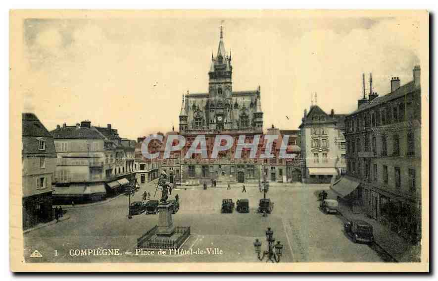 CPA Compiegne Place de l'Hotel de Ville 