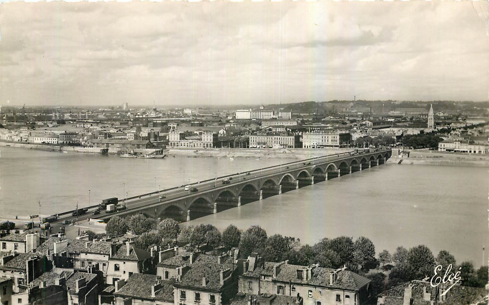 CPM Bordeaux Gironde Vue generale sur le Pont de Pierre 