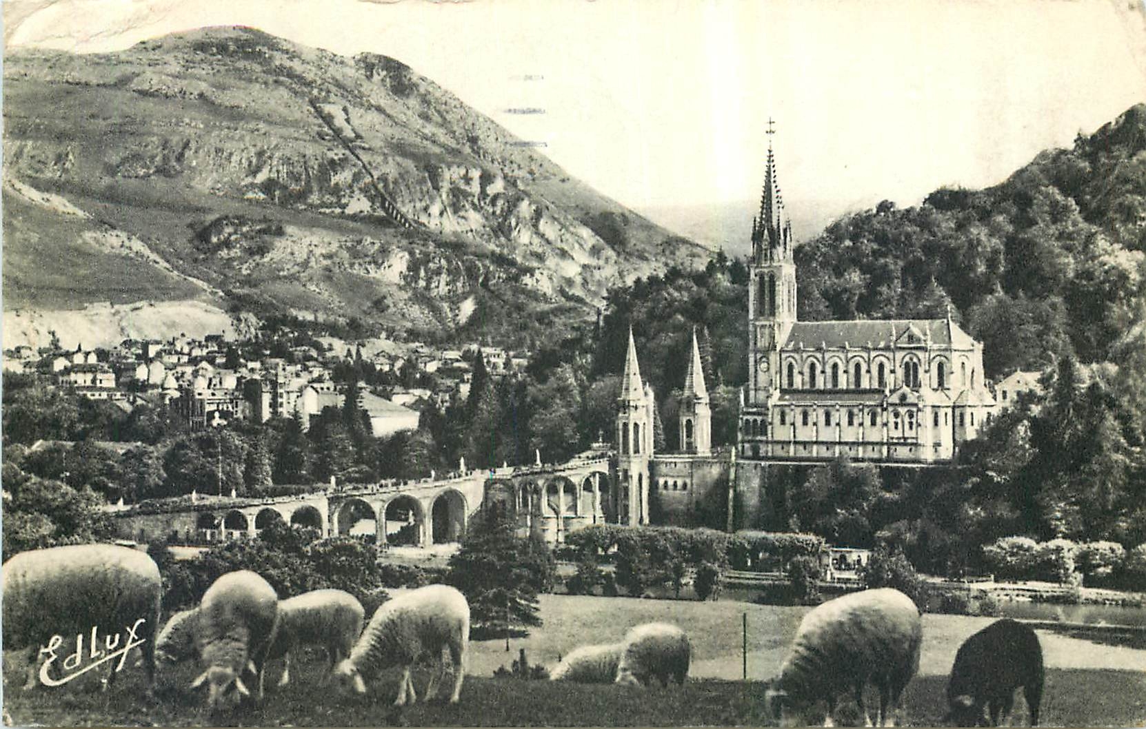 CPA Lourdes La Basilique et le Pic du Jer 