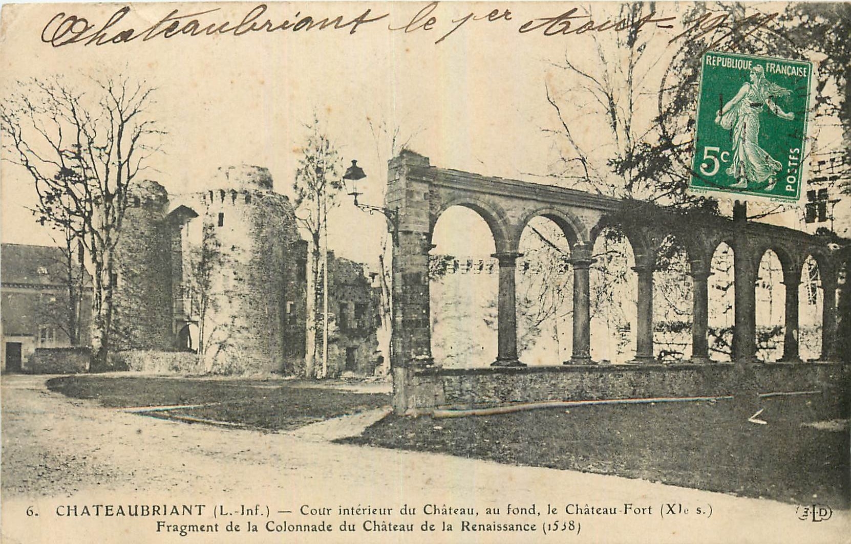 CPA Chateaubriant L Inf Cour interieur du Chateau au fond de Chateau Fort 