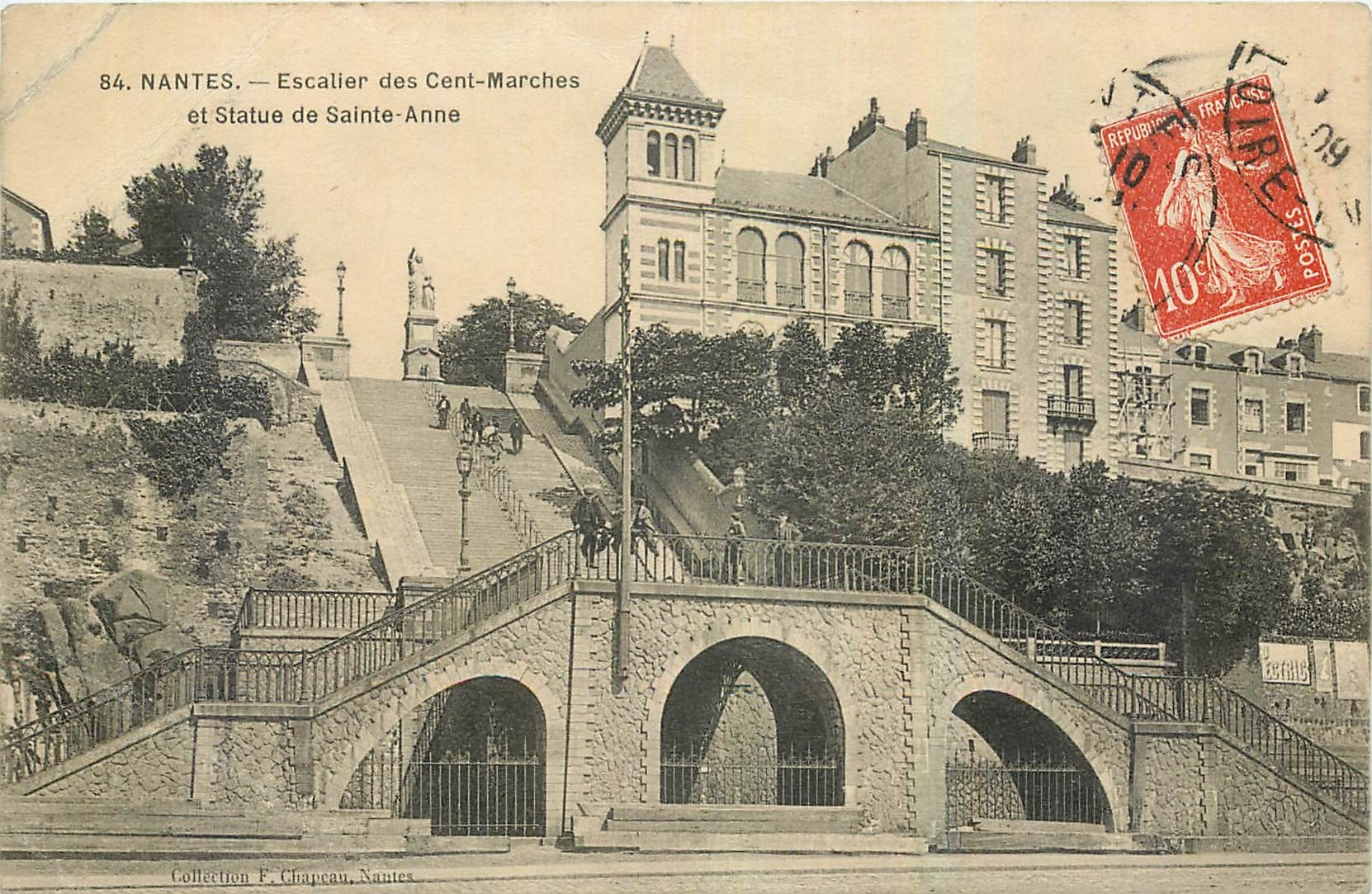 CPA Nantes Escaller des Cent Marches et Statue de Sainte Anne 