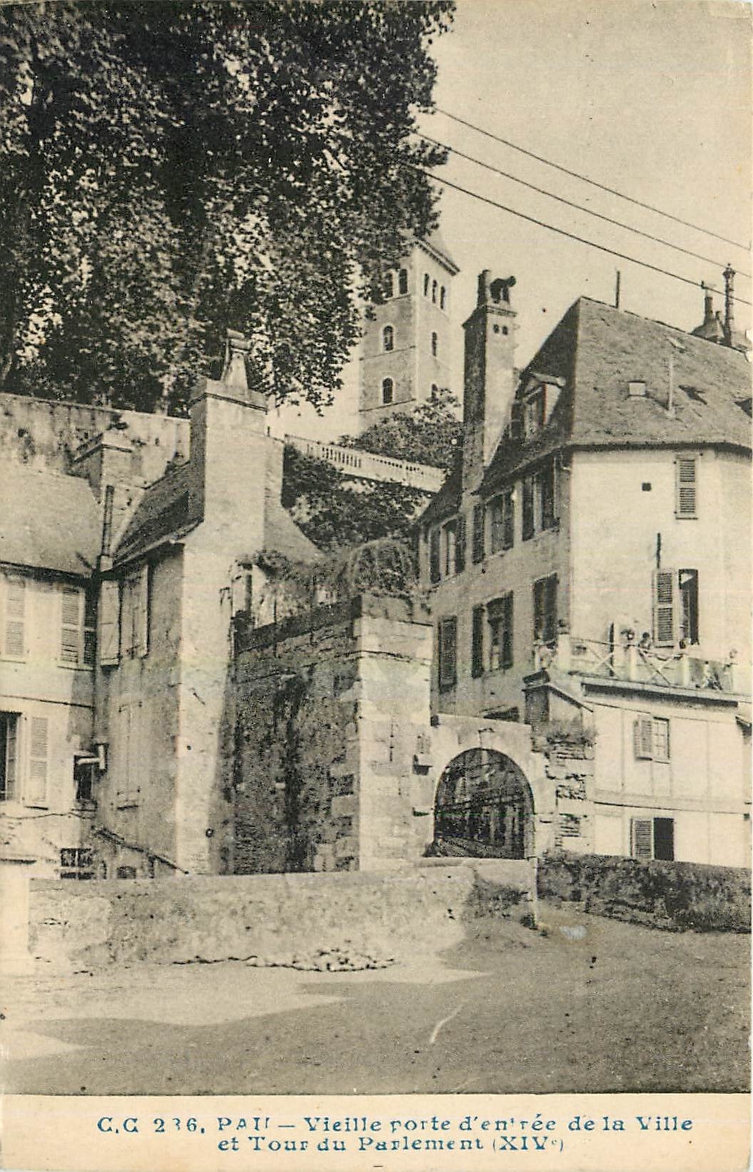 Pau — Vieille porte d'entrée de la Ville et Tour du Parlement (XIVe)