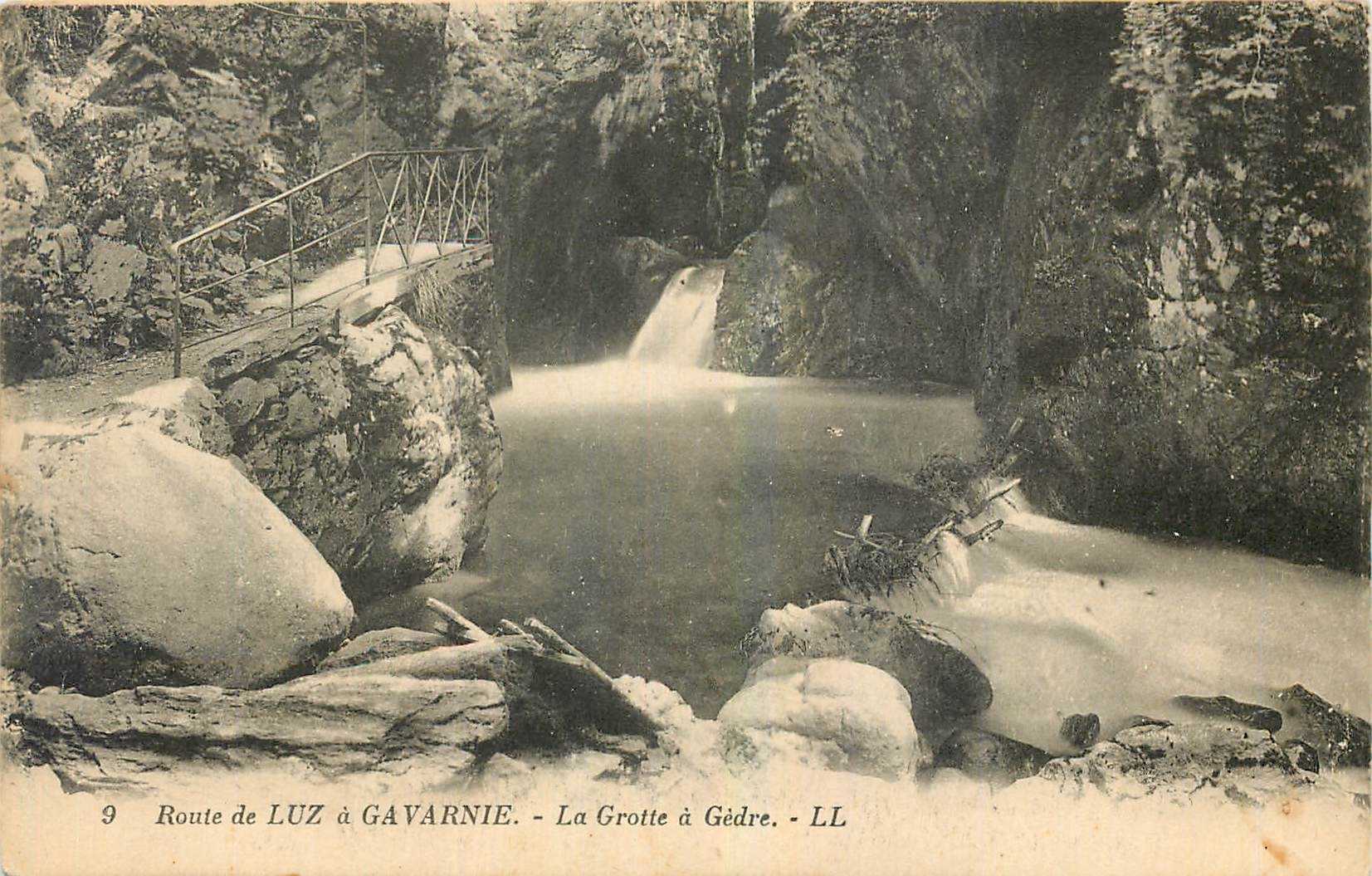 CPA Route de Luz a Gavarnie La Grotte a Gedre 