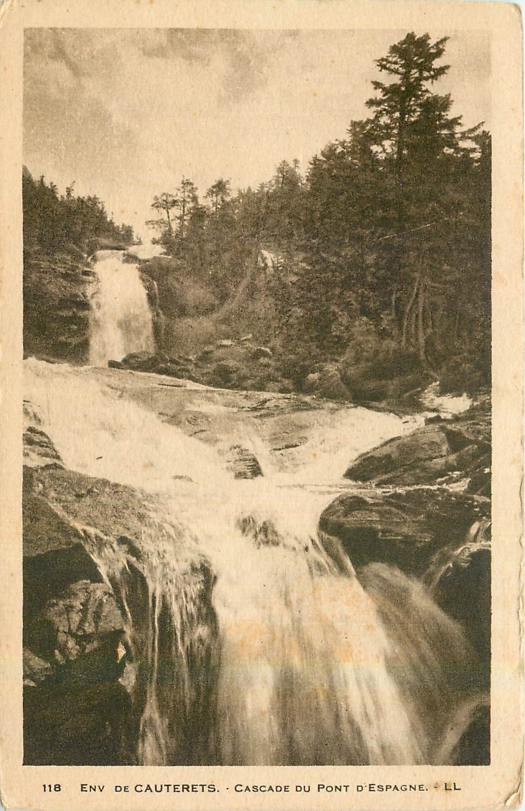 CPA Env de Cauterets Cascade du Pont d'Espagne 
