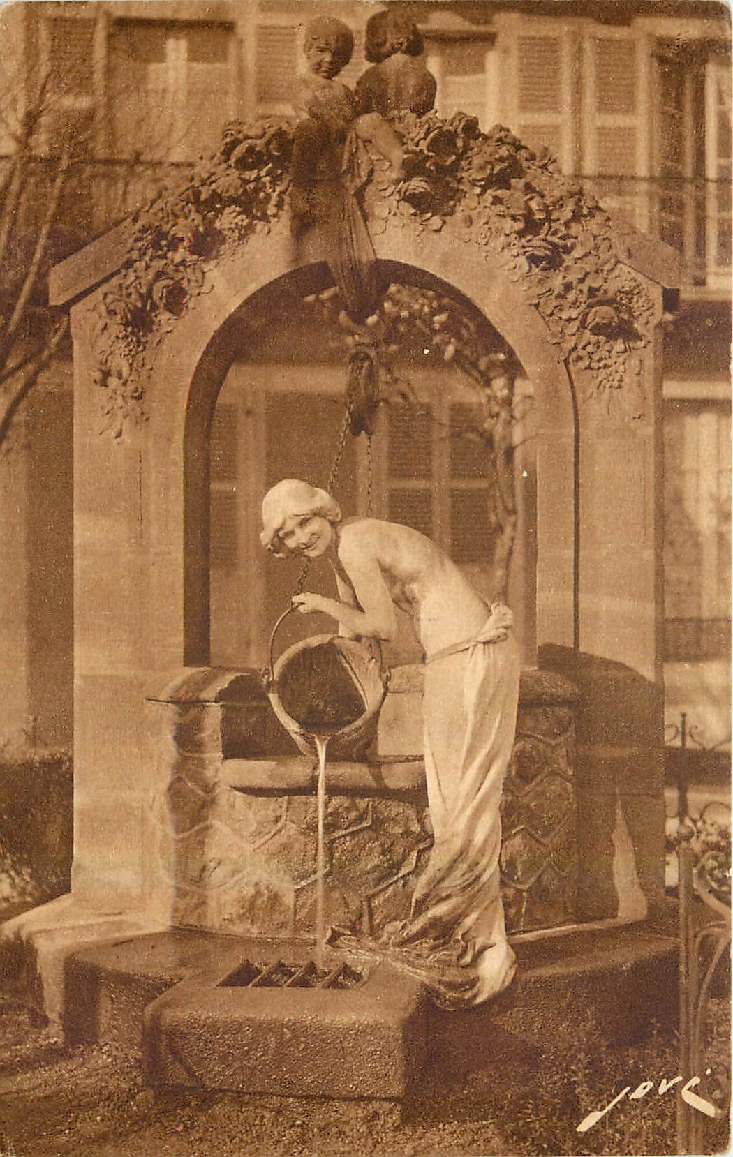 CPA Pau B P La femme au puits Oeuvre de Gabard 