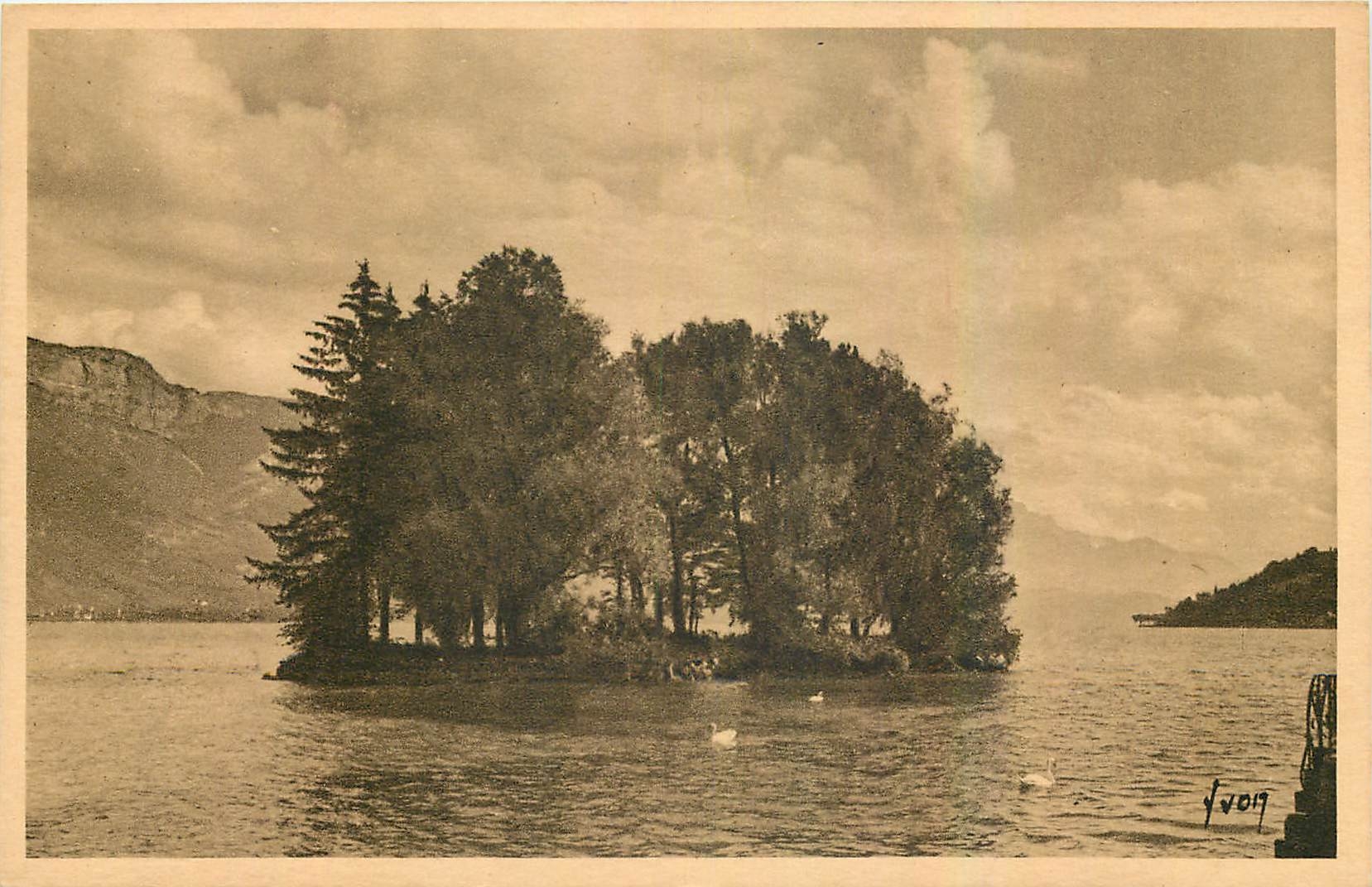 CPA Annecy Haute Savoie l'Ile des Cygnes sur le Lac 