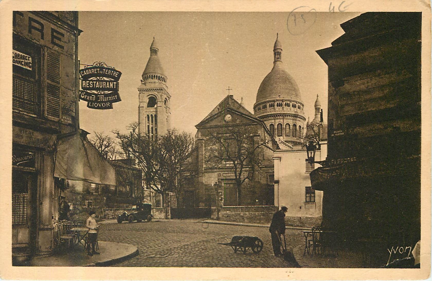 CPA Paris Montmartre Le Sacre Coeur vu de la Place du Tertre Cafe du Tertre Cabaret