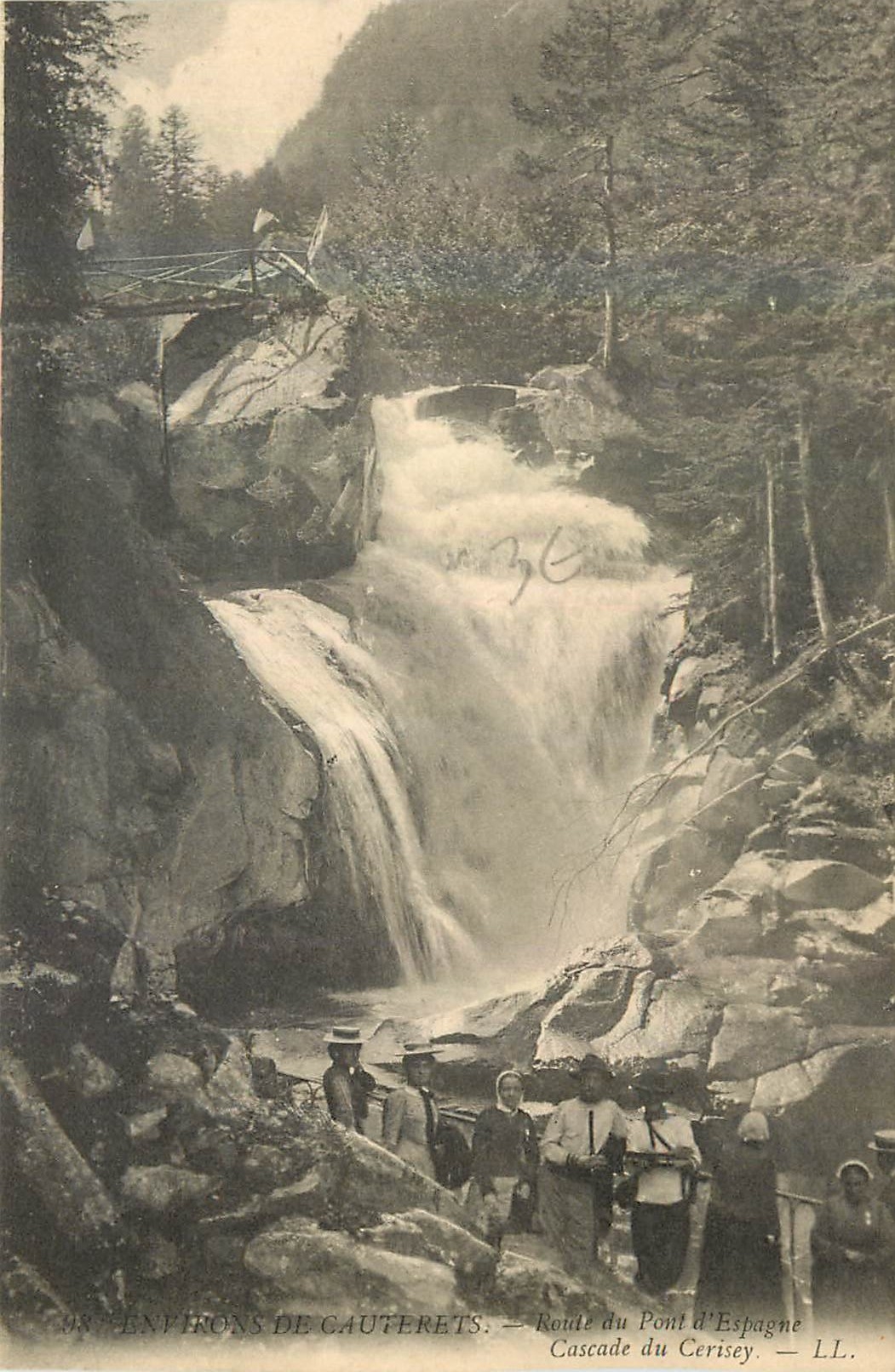 CPA Frons de Cauterets Route du Pont d'Espagne Cascade du Cerisey 