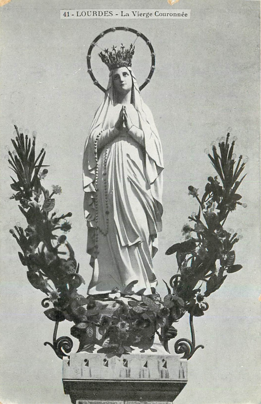 CPA Lourdes La Vierge Couronnee 
