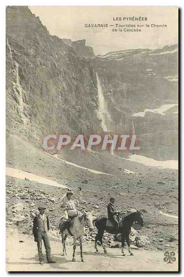 CPA Les Pyrenees Gavarnie Touristes sur le Chemin de la Cascade 