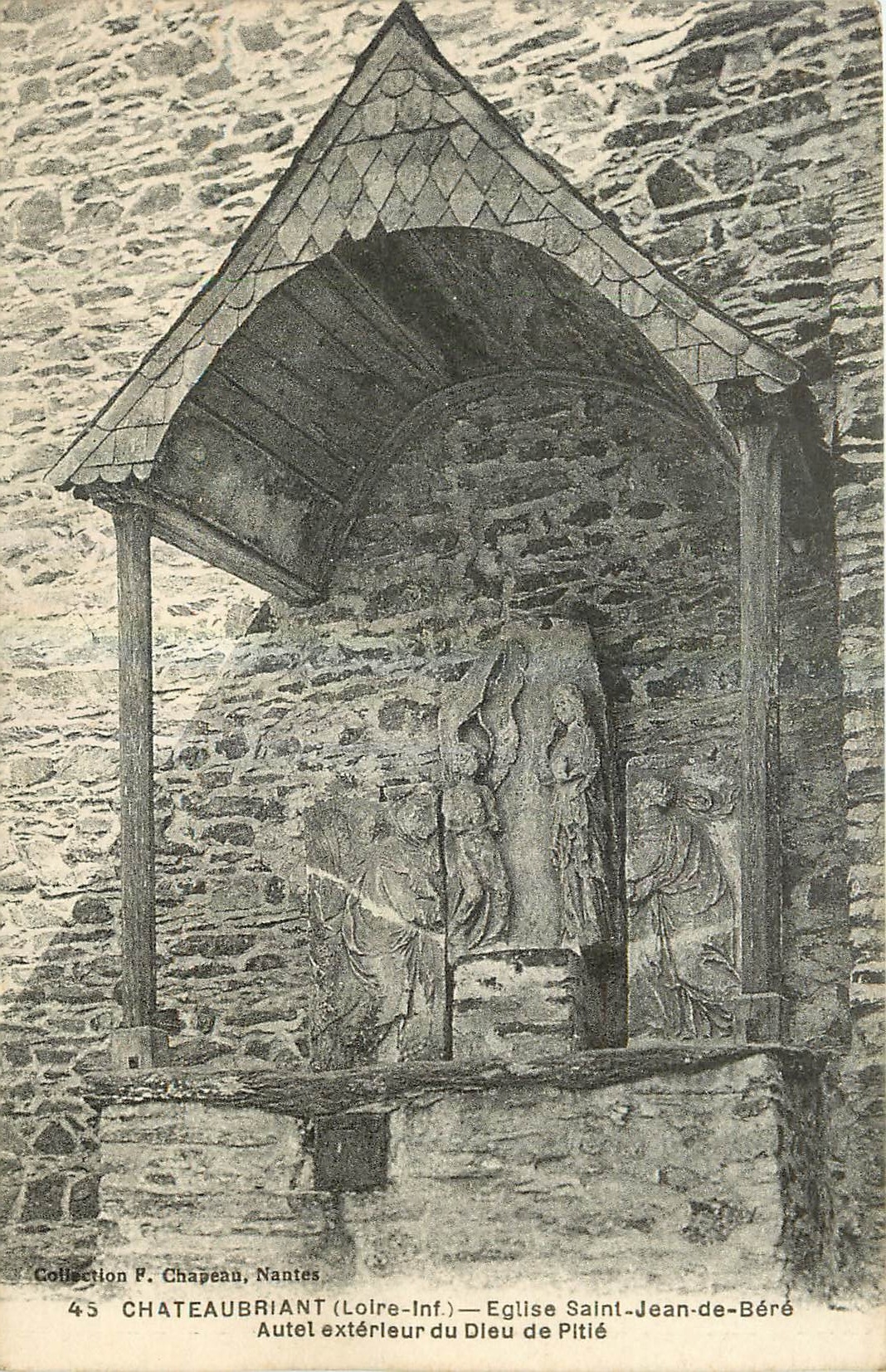 CPA Chateaubriant Loire Inf Eglise Saint Jean de Bere Autel exterieur du Dieu de Pitie 