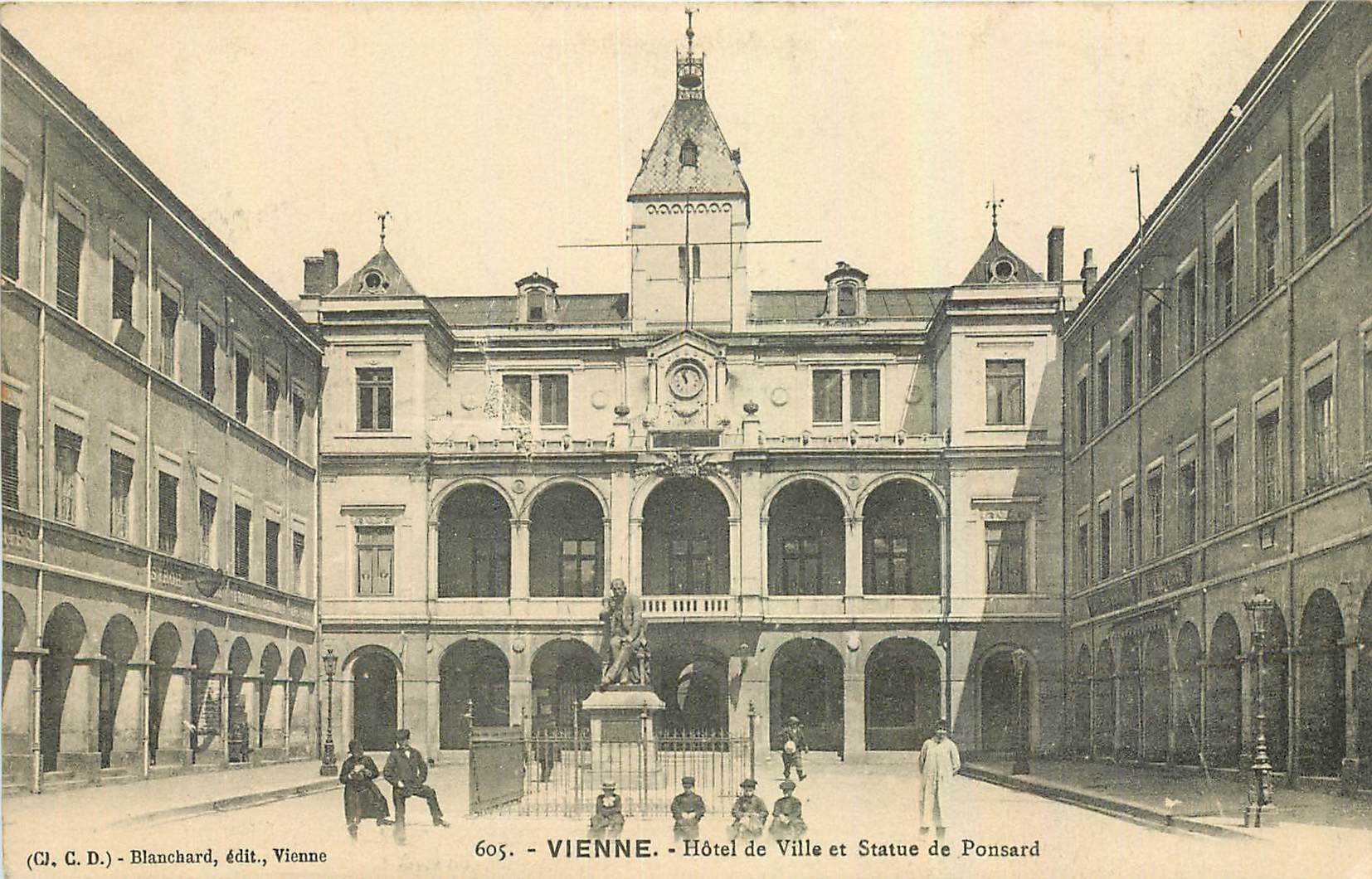 CPA Vienne Hotel de Ville et Statue de Ponsard 