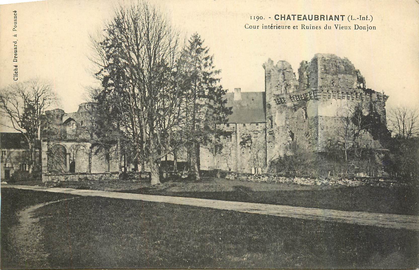 CPA Chateaubriant Loire Inf Cour interieure et Ruines du Vieux Donjon 