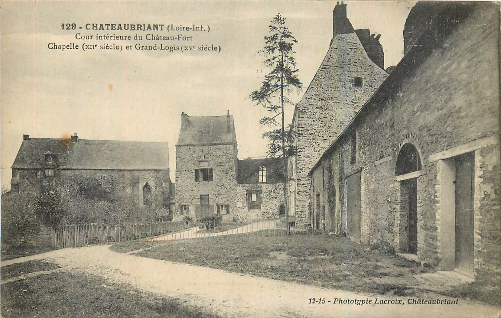 CPA Chateaubriant Loire Inf Cour interieure du Chateau Fort 